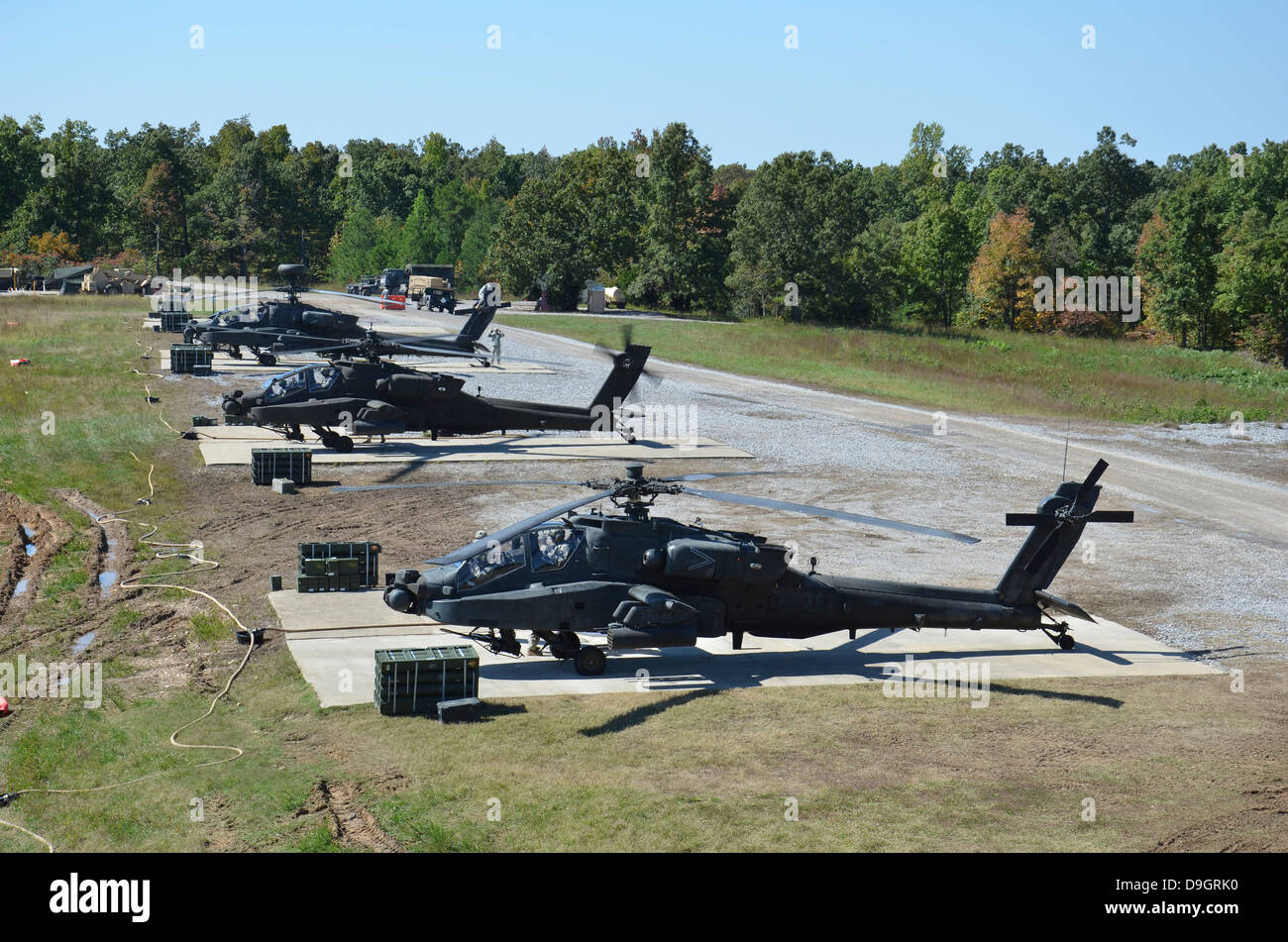 Una tripulación aérea inicia sus helicópteros AH-64D Apache en Fort Campbell Foto de stock