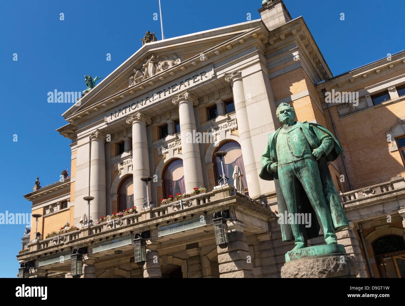 El Teatro Nacional de Noruega, en Oslo, Noruega, con la estatua del escritor Bjornstjerne Bjornson Foto de stock