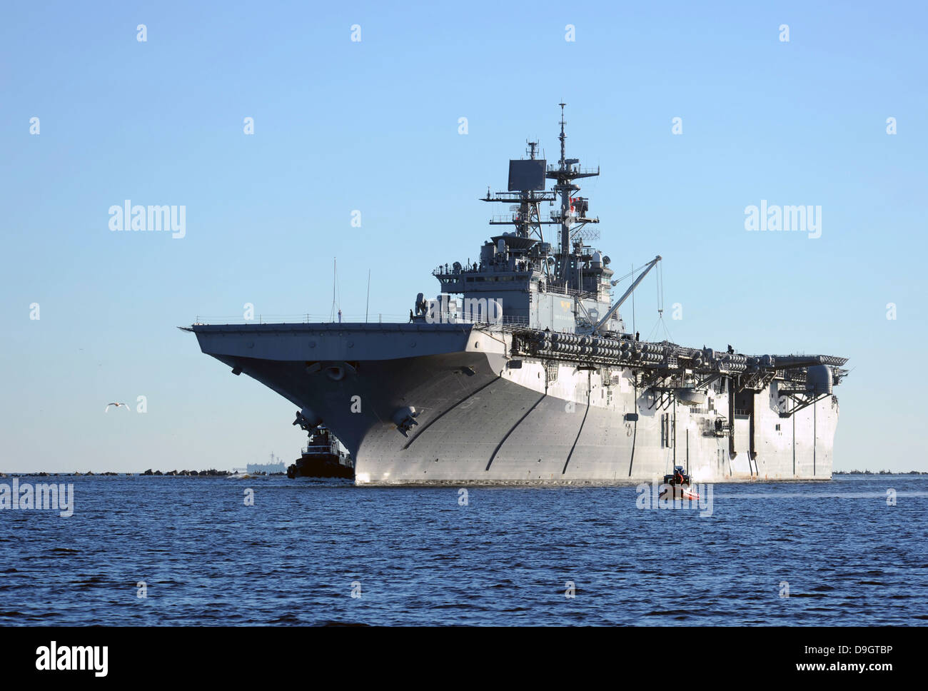 Noviembre 2, 2012 - El buque multipropósito de asalto anfibio USS Bataan (LHD 5) llega a la Estación Naval de Mayport, Florida. Foto de stock