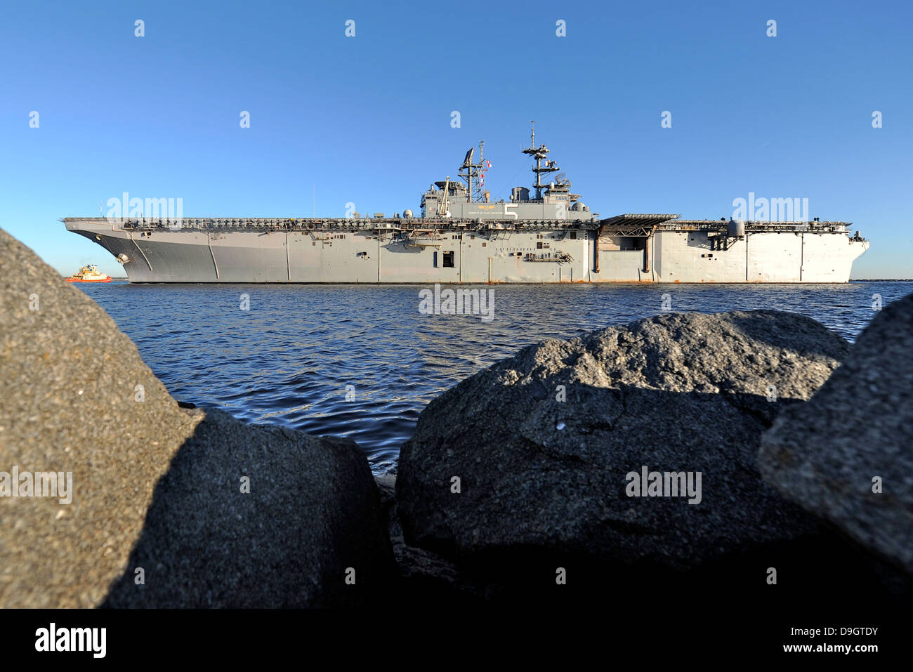 Noviembre 2, 2012 - El buque multipropósito de asalto anfibio USS Bataan (LHD 5) llega a la Estación Naval de Mayport, Florida. Foto de stock