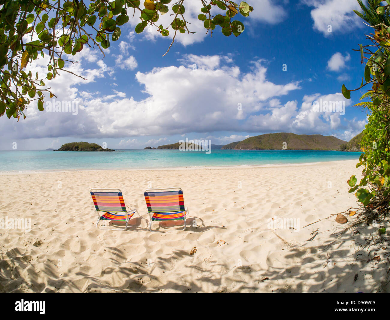 Playa dos sillas vacías en Cinnamon Bay Beach en la isla caribeña de St John en las Islas Vírgenes de EE.UU. Foto de stock