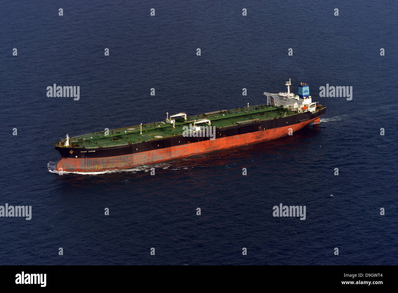 Diciembre 11, 2012 - El petrolero Maran Castor está en marcha en el Mar Arábigo durante el ejercicio Lucky Mariner 13. Foto de stock