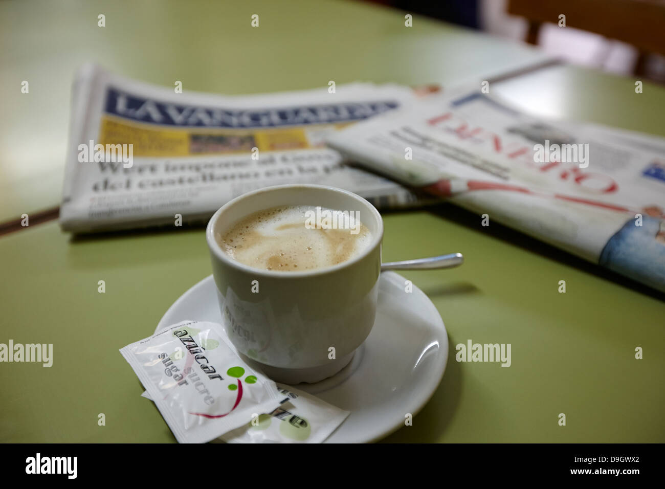 Café con leche café lechoso con español catalán periódicos en un pequeño  bar cafetería en baga cataluña españa Fotografía de stock - Alamy