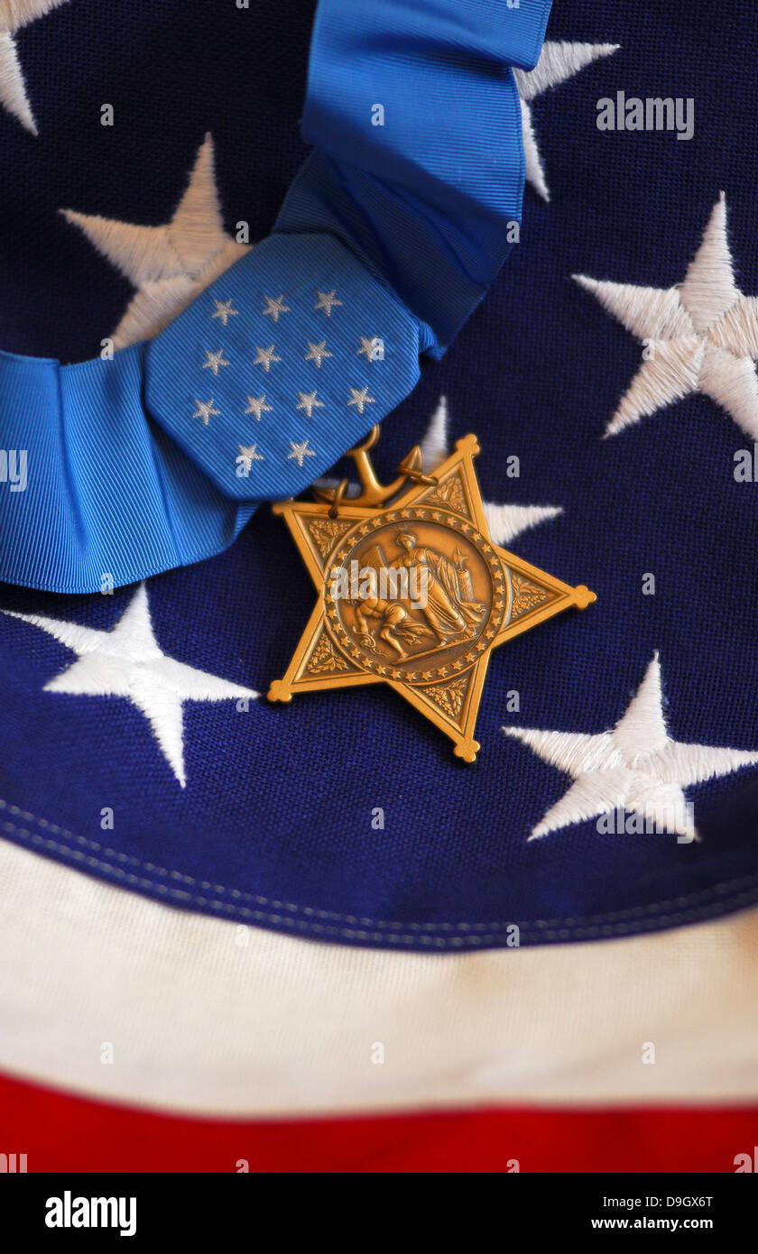 La Medalla de Honor descansa sobre una bandera durante los preparativos para una ceremonia de entrega de premios. Foto de stock
