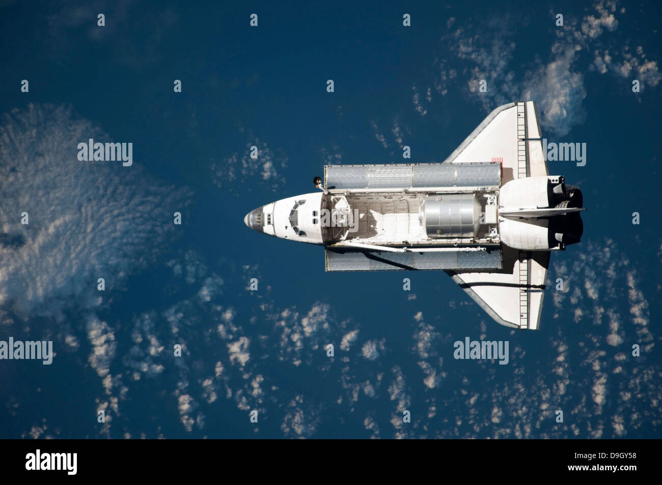 Vista aérea del transbordador espacial Discovery en tierra mientras se acerca a la Estación Espacial Internacional. Foto de stock