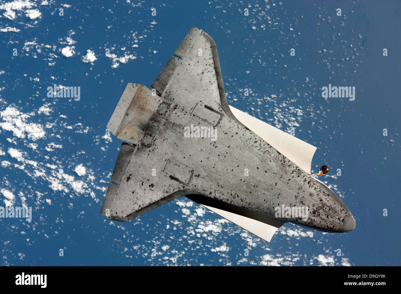 Abril 7, 2010 - La parte inferior del transbordador espacial Discovery. Foto de stock
