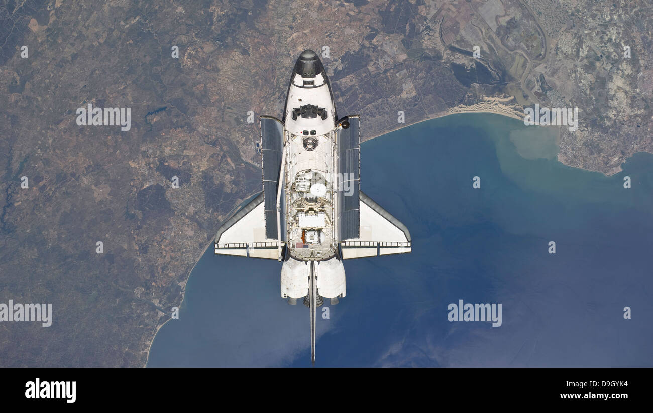 Volando por encima de la costa atlántica de España y el Golfo de Cádiz, el transbordador espacial Atlantis se está acercando a la International S Foto de stock