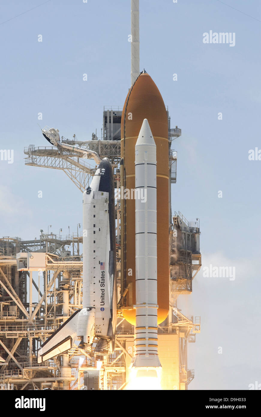Transbordador Espacial Atlantis' twin Solid Rocket Boosters y tres motores principales ignite para propulsar la nave off Foto de stock