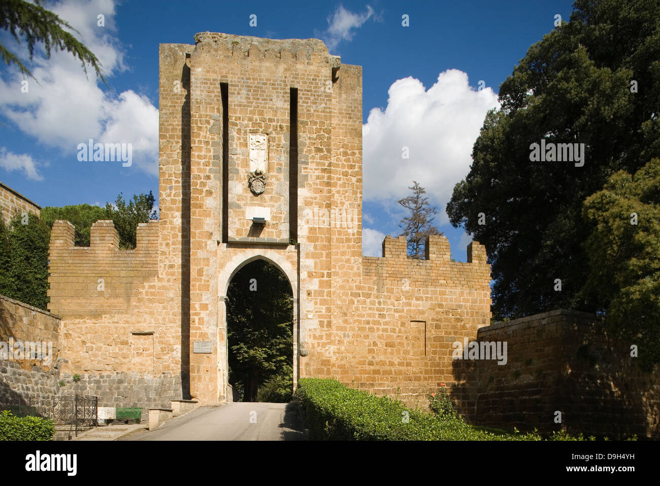 Europa, Italia, Umbria, Orvieto, albornoz y fortaleza Rocca gate Foto de stock