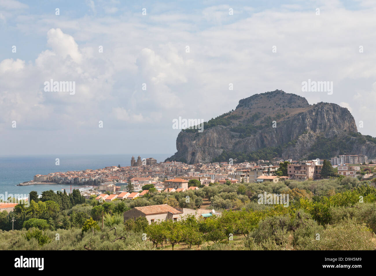 Vistas panorámicas de la montaña y de la Rocca Cefalu, Sicilia, Italia Foto de stock