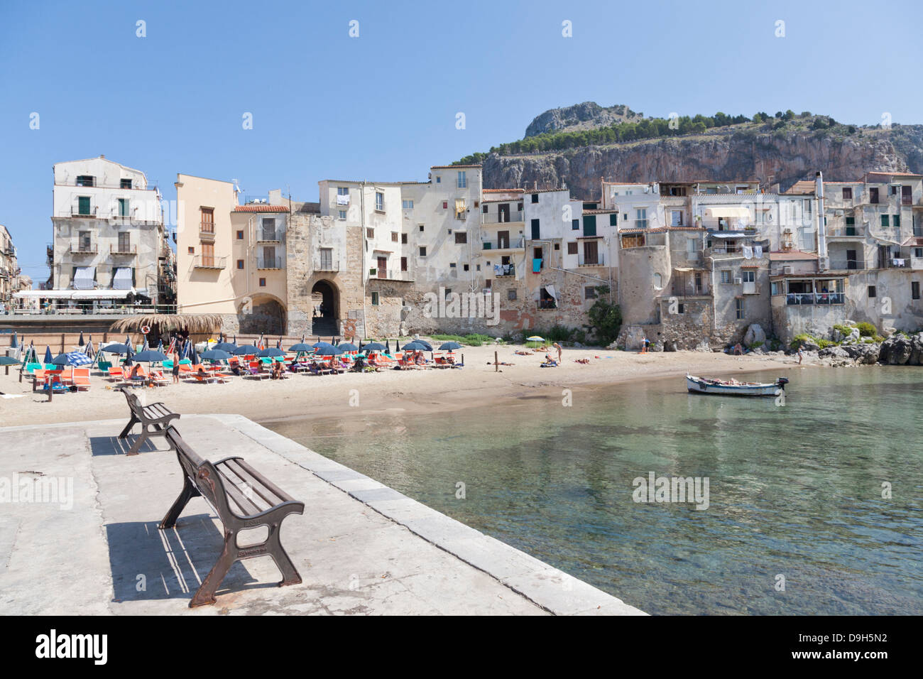 El viejo puerto y el casco antiguo de la ciudad de Cefalu, Sicilia, Italia Foto de stock