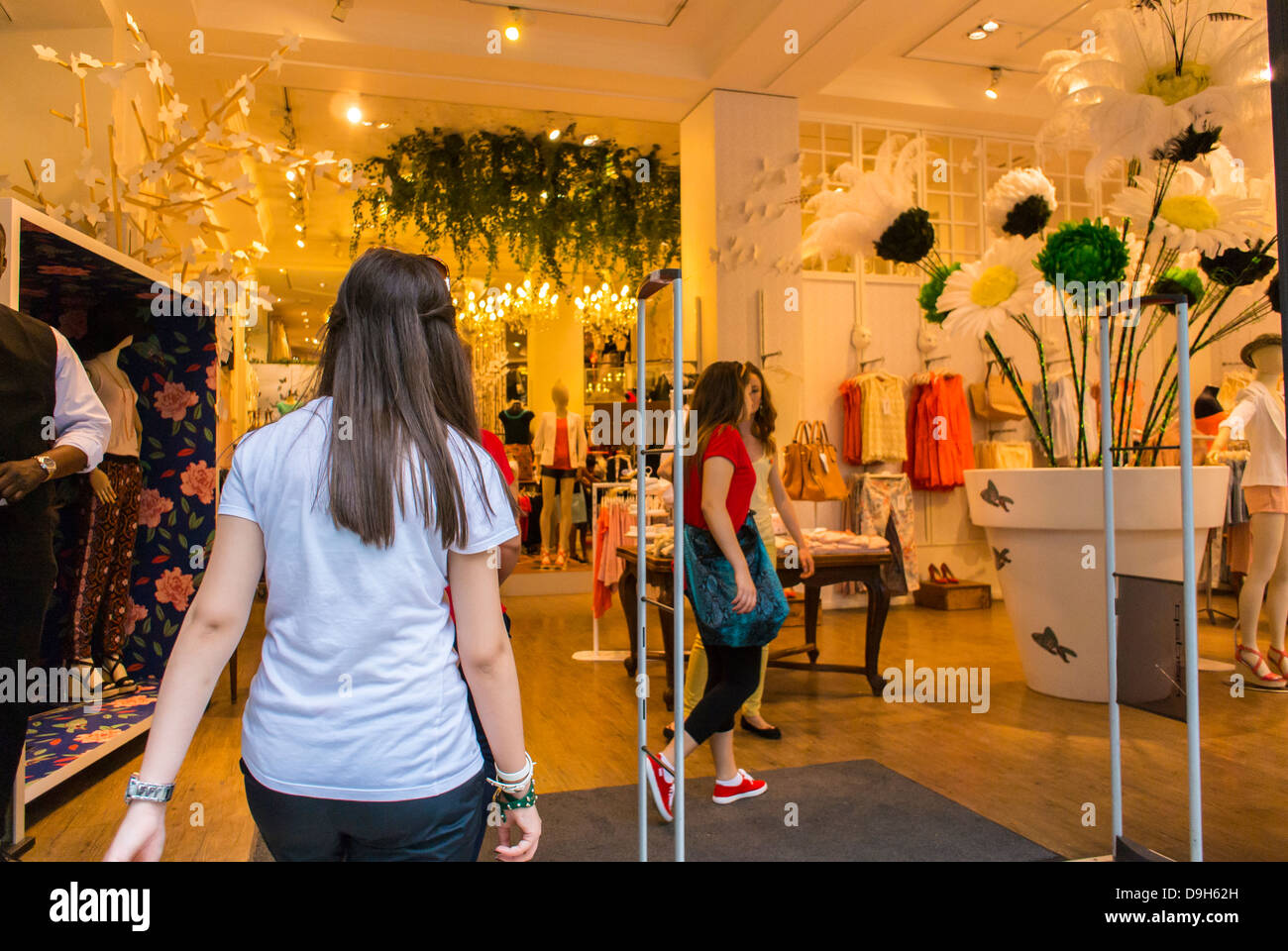 París, Francia, las mujeres adolescentes tiendas dentro de la tienda, 'naf  naf', la marca de ropa francesa local, las tiendas en la avenida de los  Campos Elíseos, el diseño de interiores de