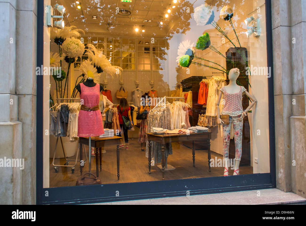 Paris, Francia, dentro de la tienda de la ventana 'Naf Naf', locales de ropa  de la marca francesa, de las tiendas de la Avenida de los Campos Elíseos,  de los maniquíes vestidos