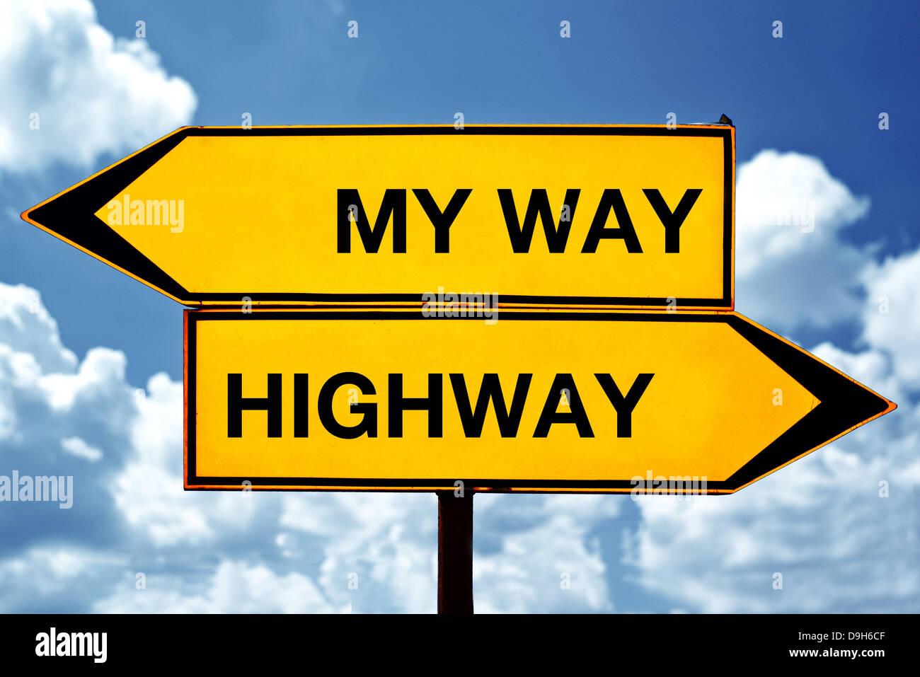 A mi manera o por la autopista, de signos opuestos. Dos signos opuestos contra el cielo azul de fondo. Foto de stock