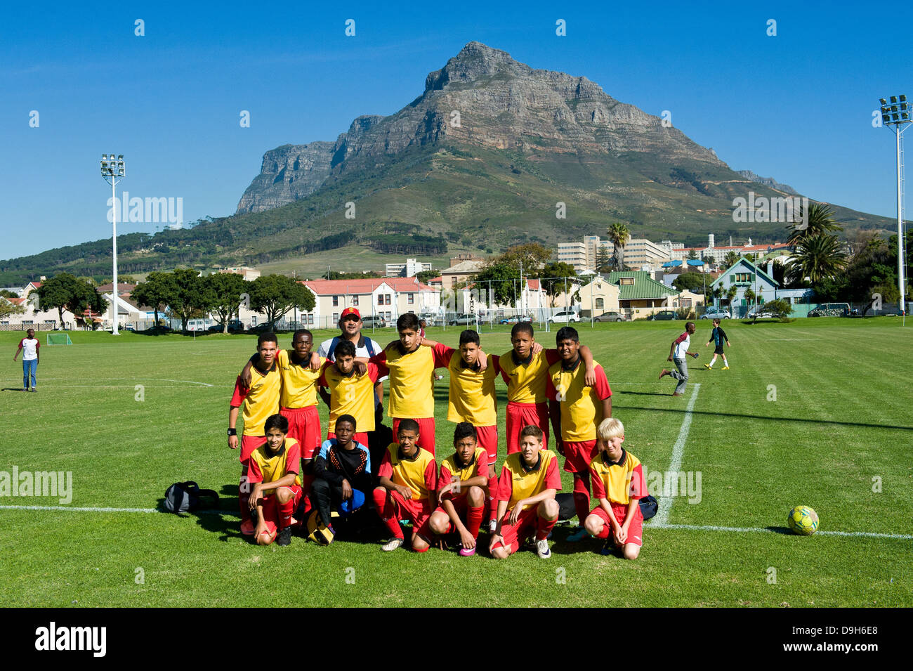 Club de Fútbol Rygersdal U15 Junior team antes de un partido, Ciudad del Cabo, Sudáfrica Foto de stock