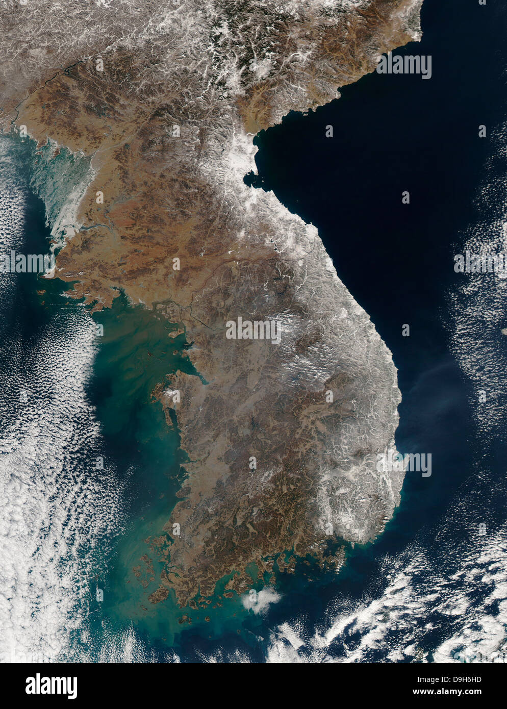 Vista satélite de nieve a lo largo de la costa oriental de Corea del Sur. Foto de stock