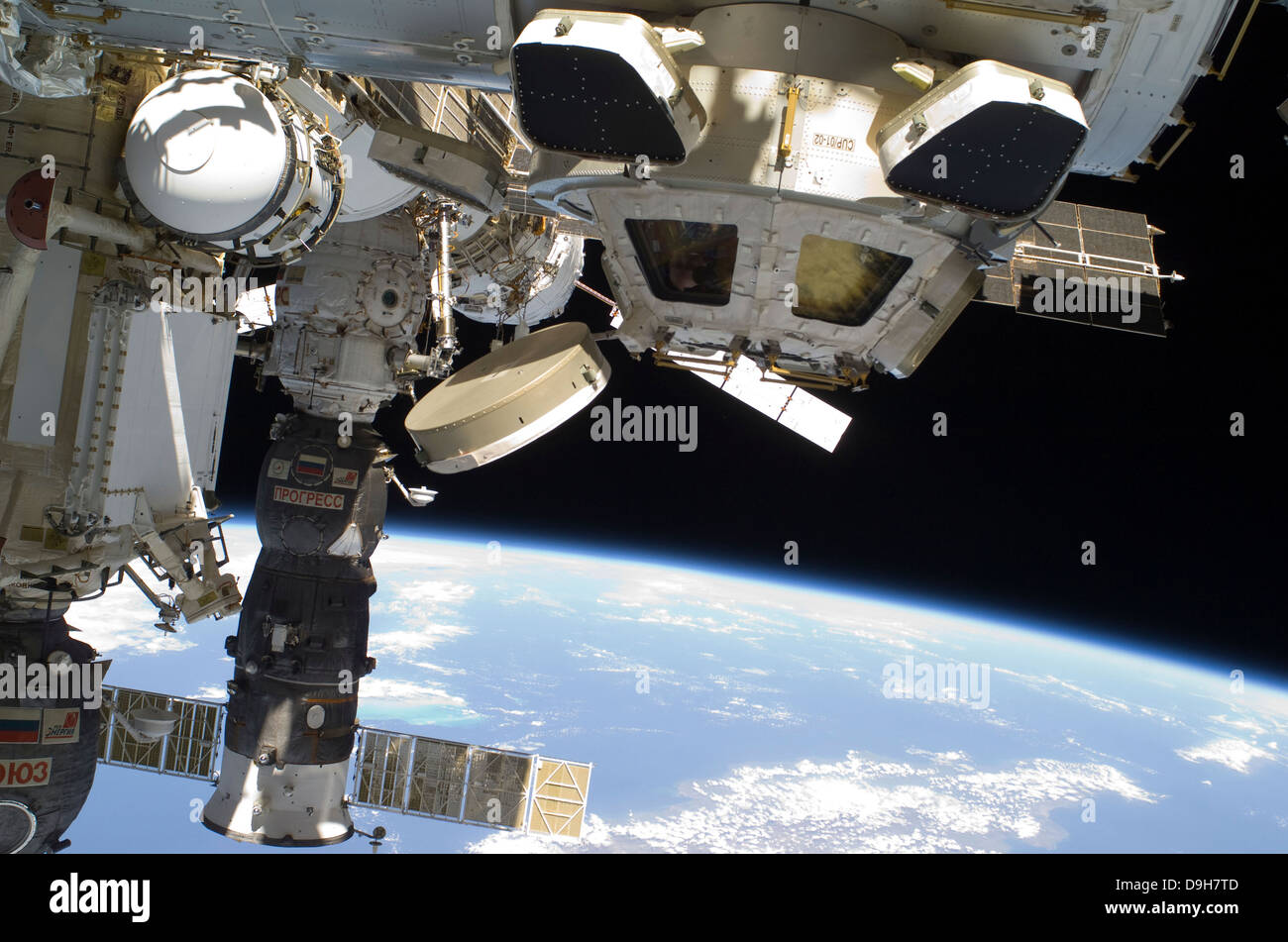 La cúpula de la Estación Espacial Internacional y a una nave rusa Progreso acoplado. Foto de stock