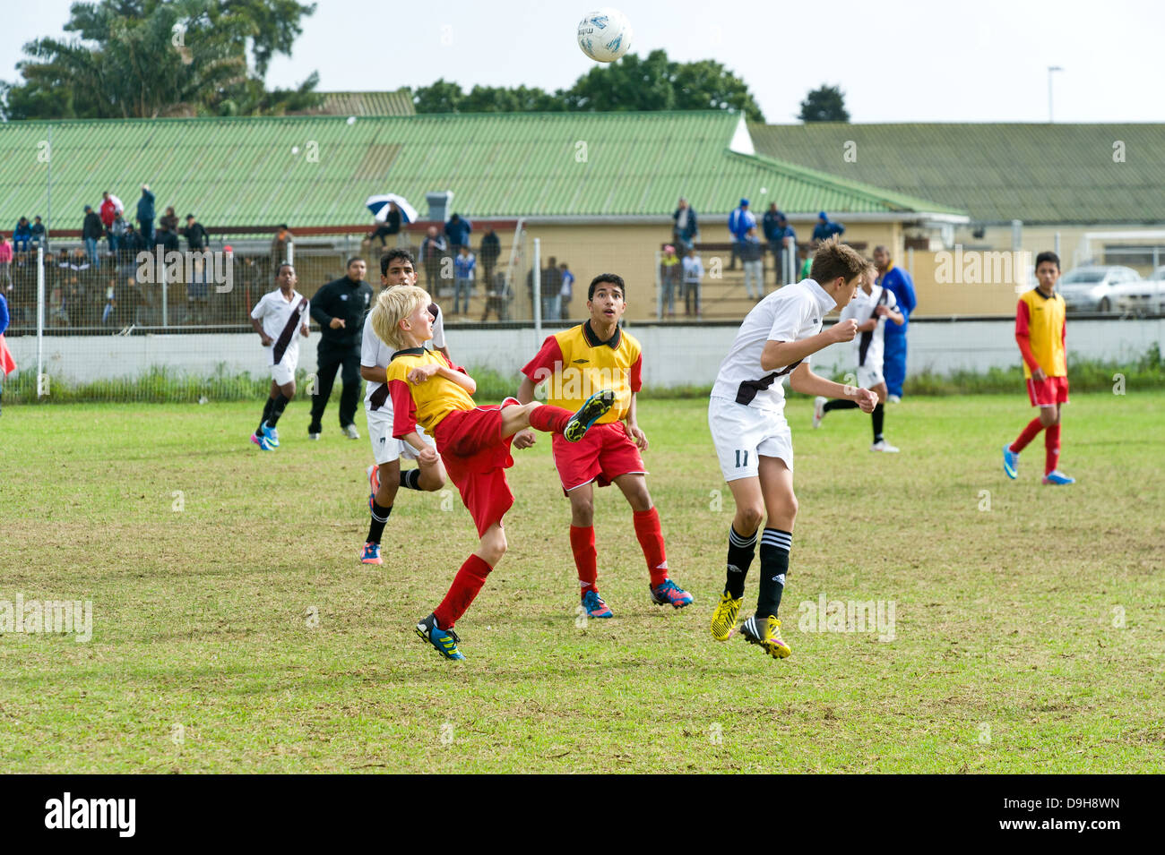 U15 junior de fútbol jugando un partido de liga, Ciudad del Cabo, Sudáfrica Foto de stock