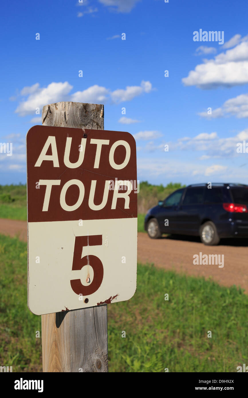 Un tour auto signo es publicado en el Crex Meadows Wildlife Area en el oeste de Wisconsin, EEUU. Foto de stock