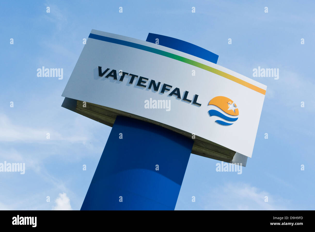 Vattenfall placa con el nombre de la ubicación en Brunsbuttel, Vattenfall empresa firmar en la ubicación en Brunsbuttel, Foto de stock