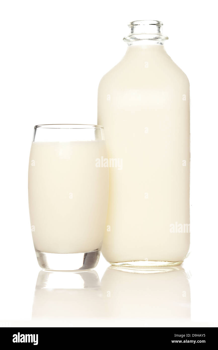 Altura de cristal orgánico leche blanca sobre un fondo Foto de stock