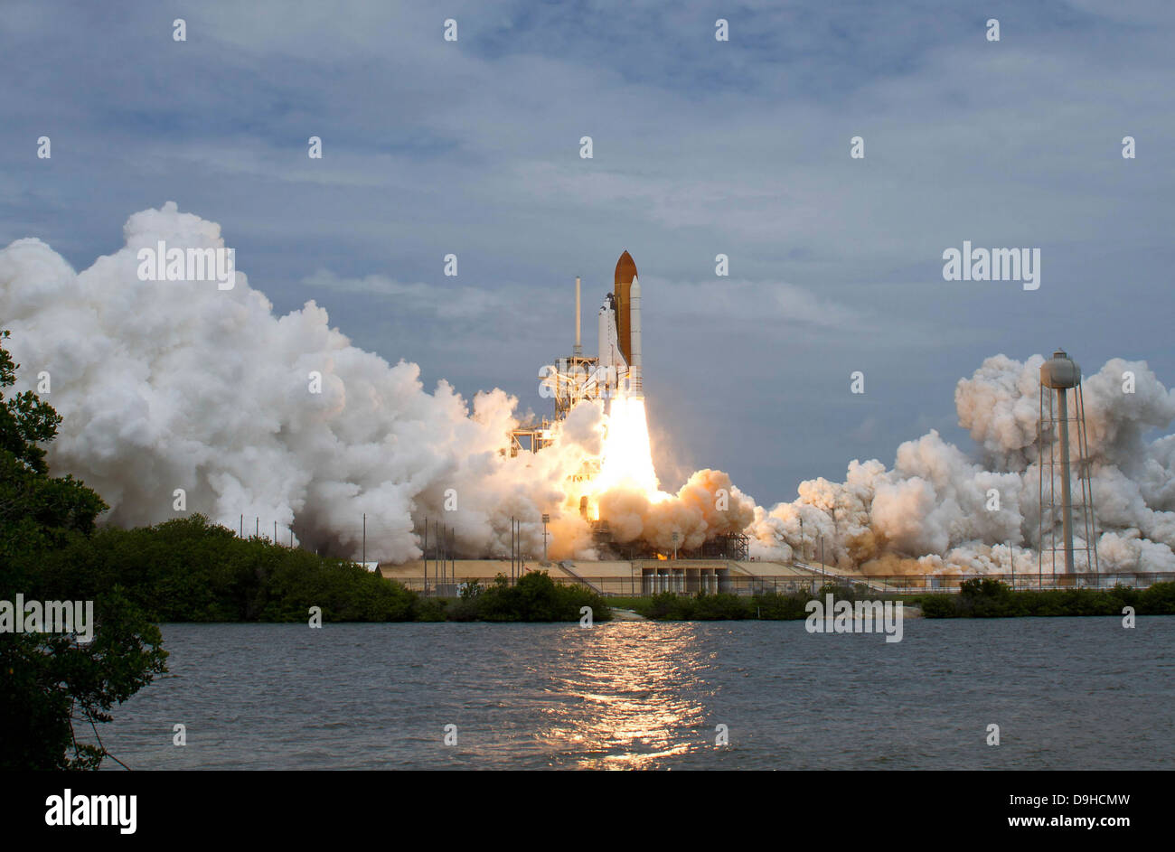 Transbordador Espacial Atlantis despega desde el Centro Espacial Kennedy, Florida. Foto de stock