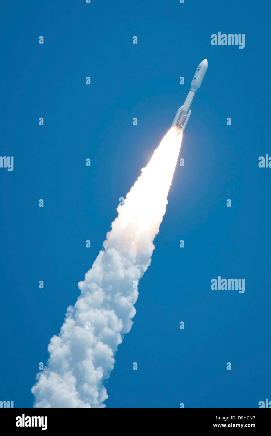 Un cohete V Atlast llevar la nave de Juno durante un lanzamiento de mediodía. Foto de stock