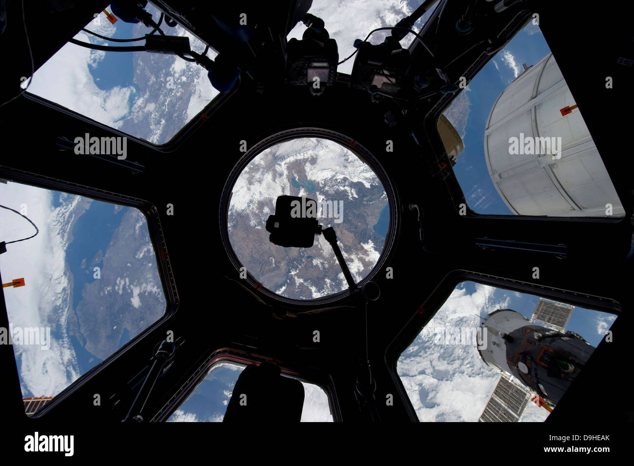 Vista de la tierra a través de la cúpula en la Estación Espacial Internacional. Foto de stock
