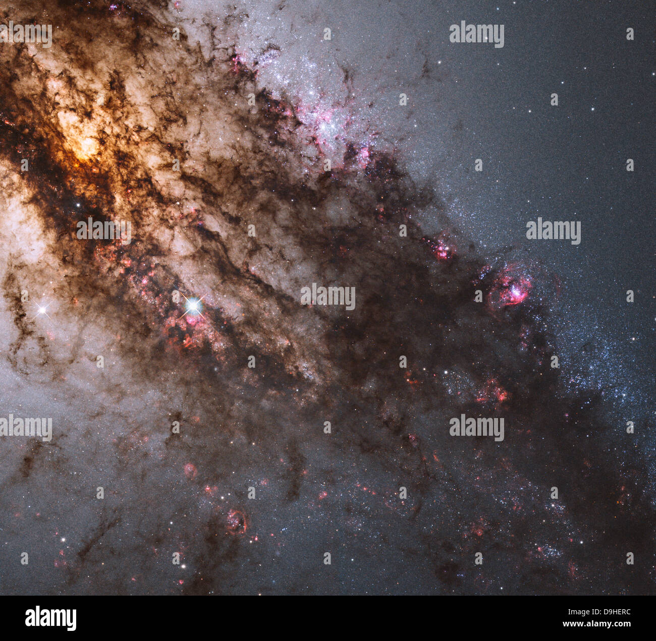 Callejones oscuros de polvo atraviesan la galaxia elíptica Centaurus A. Foto de stock