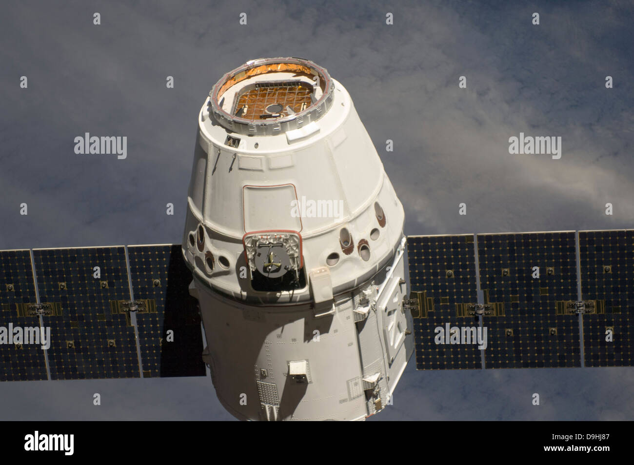 Mayo 25, 2012 - El Dragón SpaceX nave comercial de carga se aproxima a la Estación Espacial Internacional para atraque y tenazas. Foto de stock