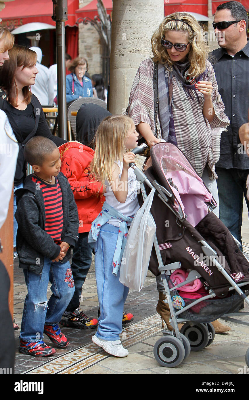 Heidi Klum con niños Leni Klum y Johan Samuel disfrutando de un día en el  Grove en West Hollywood de Los Angeles, California - 19.03.11 Fotografía de  stock - Alamy