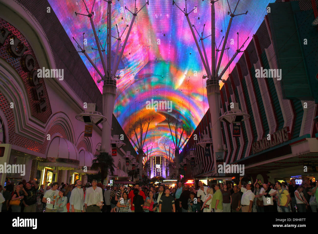 Las Vegas Nevada,Centro,Fremont Street Experience,centro comercial peatonal,viVA Vision canopy,espectáculo de luces,noche, público,NV130329135 Foto de stock