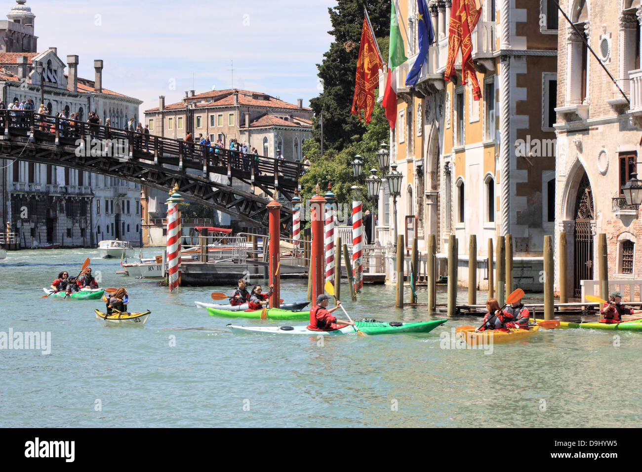 Kayak en el Gran Canal de Venecia. Foto de stock