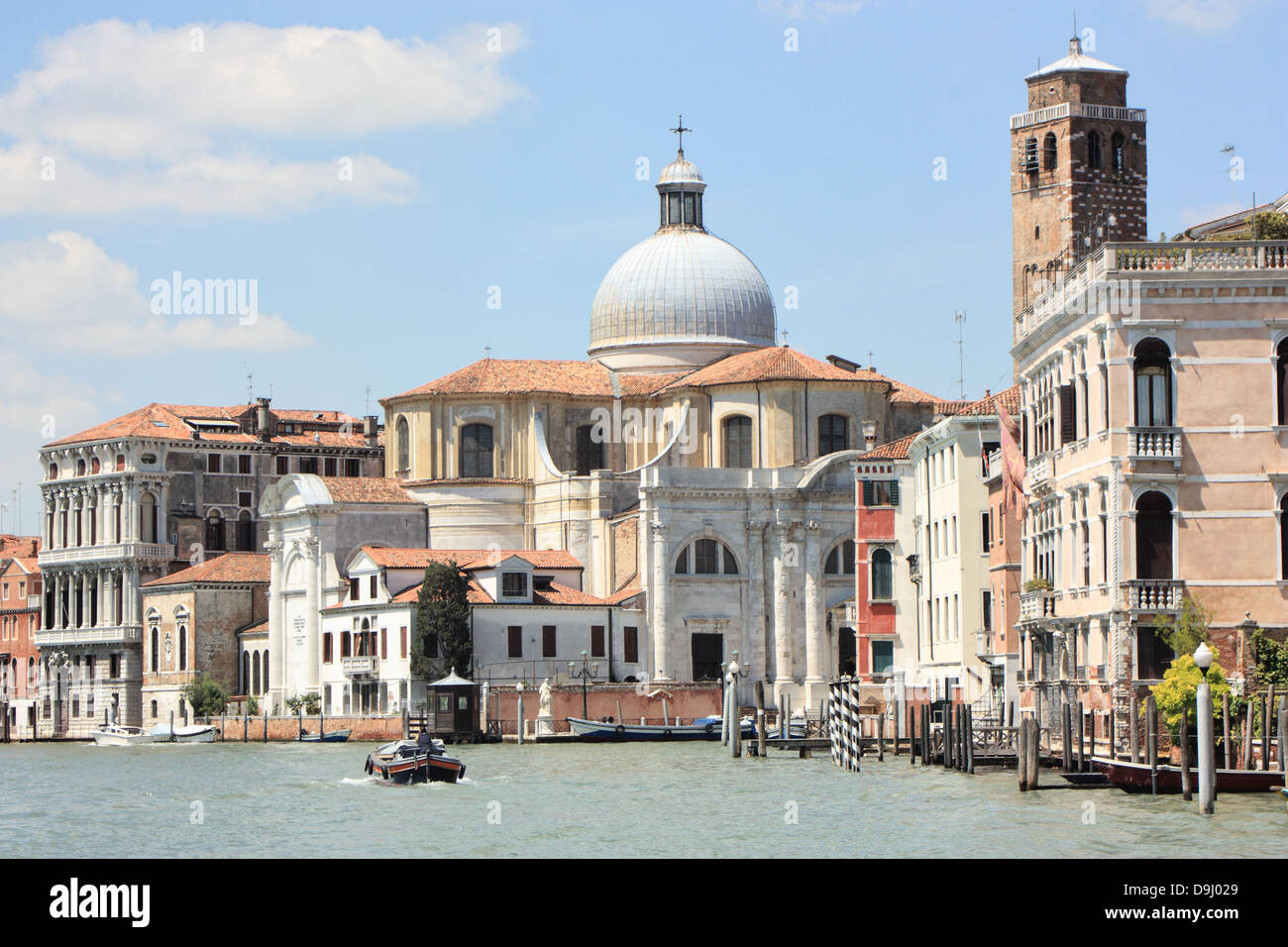 La iglesia de San Geremia (Chiesa di San Geremia) en el Gran Canal de Venecia. Foto de stock