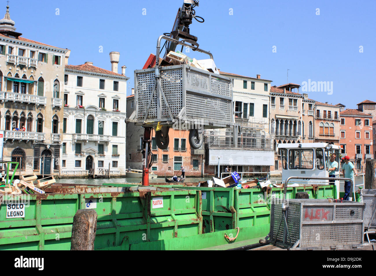 Servicios de residuos en Venecia, recogida de basura por barco después del mercado de fruta de Rialto. Foto de stock