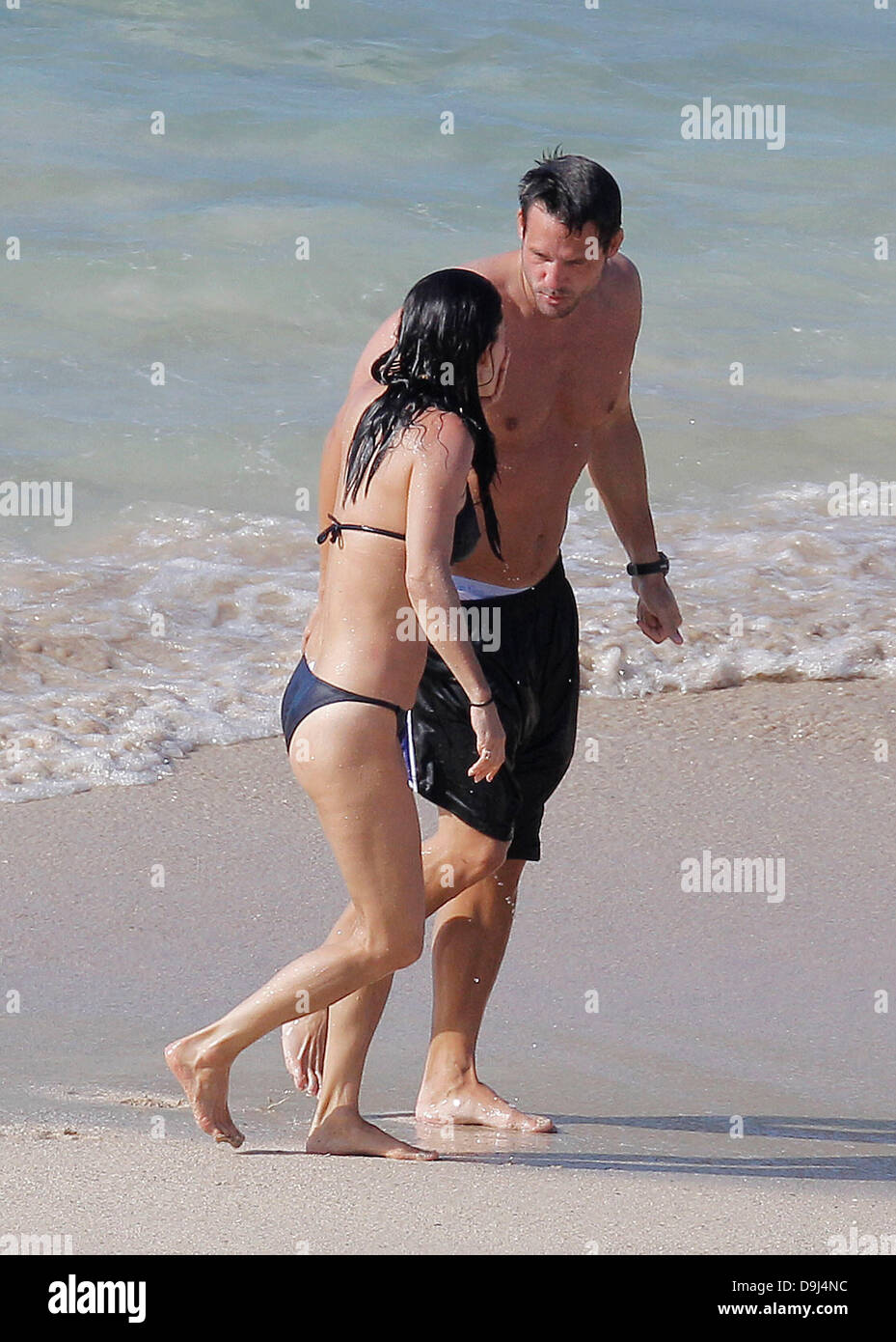 Courteney Cox, en su bikini, y su 'Cougar Town' co-estrella Josh Hopkins de  pasar el día en la playa San Barths - 31.03.11 Fotografía de stock - Alamy