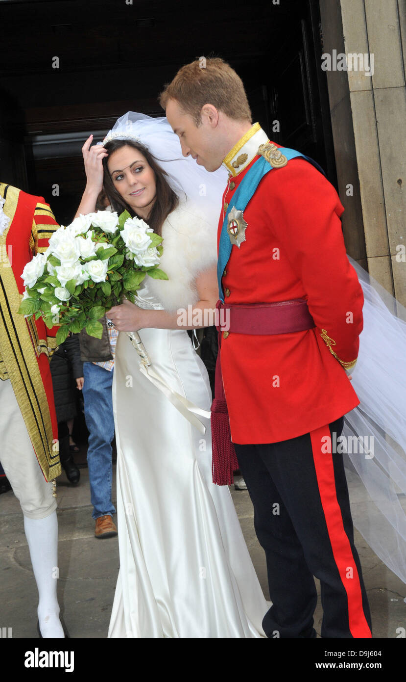 Un aspecto real A-como Boda príncipe Guillermo y Kate Middleton  look-a-likes en una boda en la Iglesia de San Pablo en el Covent Garden.  Esto fue parte del lanzamiento de Alison Jackson's