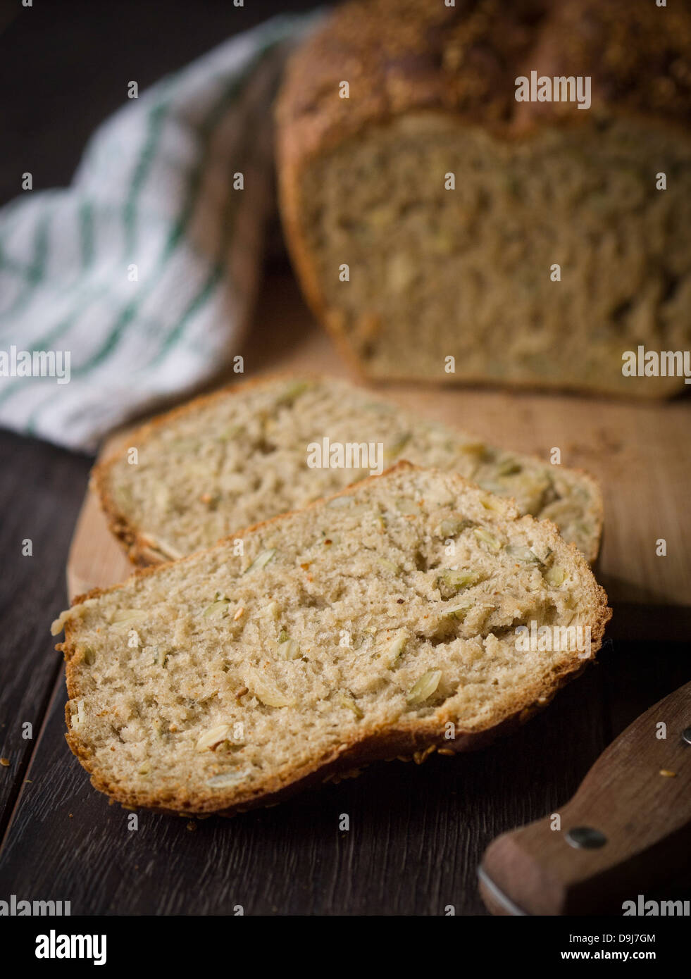Pan de grano entero en una mesa de madera. Foto de stock