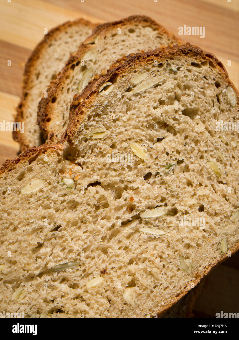 Pan de grano entero sobre una tabla para cortar. Foto de stock