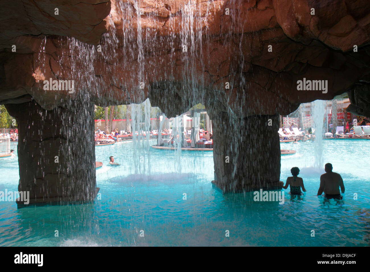 20 piscinas modernas con cascadas artificiales. - PISCINAS CASA