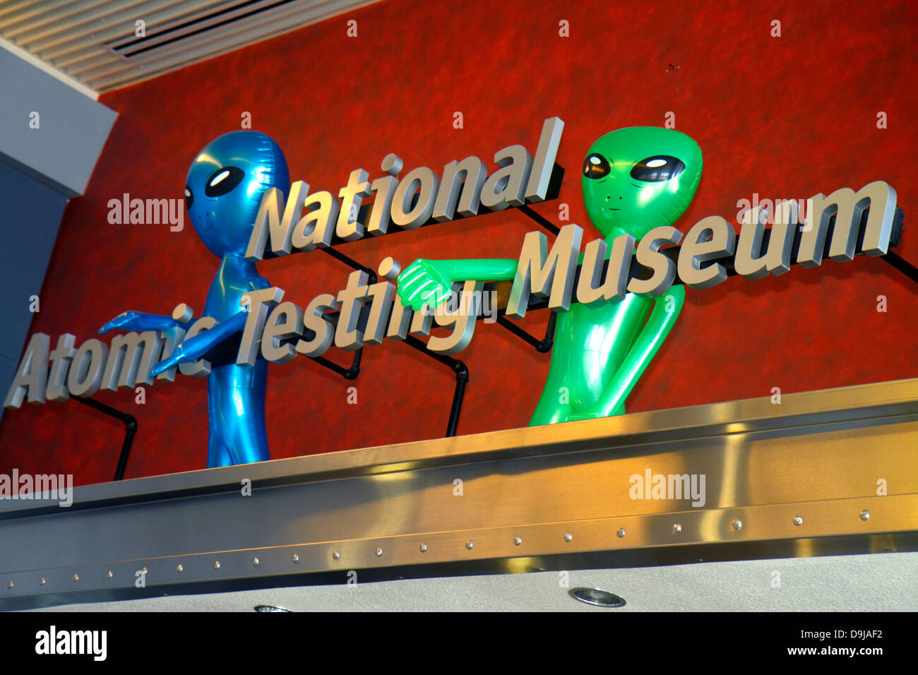 Las Vegas Nevada, Flamingo Road, Museo Nacional de Ensayos Atómicos, desarrollo de armas nucleares, Área 51, alienígenas, NV130401041 Foto de stock