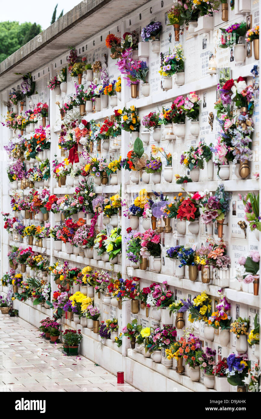 Muchas tumbas verticales en el cementerio de San Michele, en Venecia