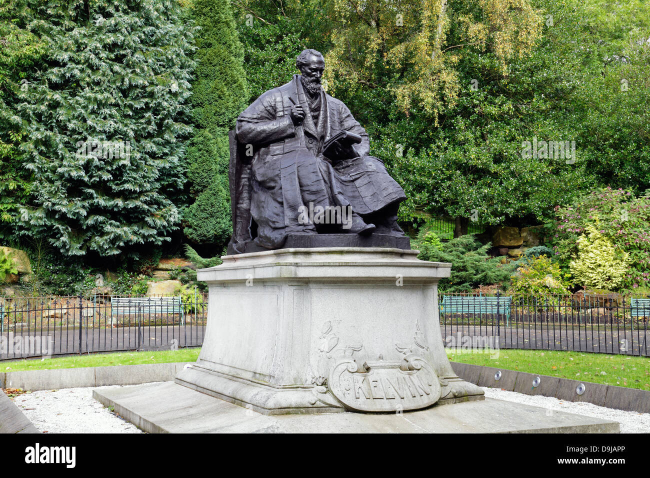 Un monumento de bronce del físico y matemático Sir William Thomson, Barón Kelvin de Largs, Kelvingrove Park, Glasgow, Escocia Foto de stock