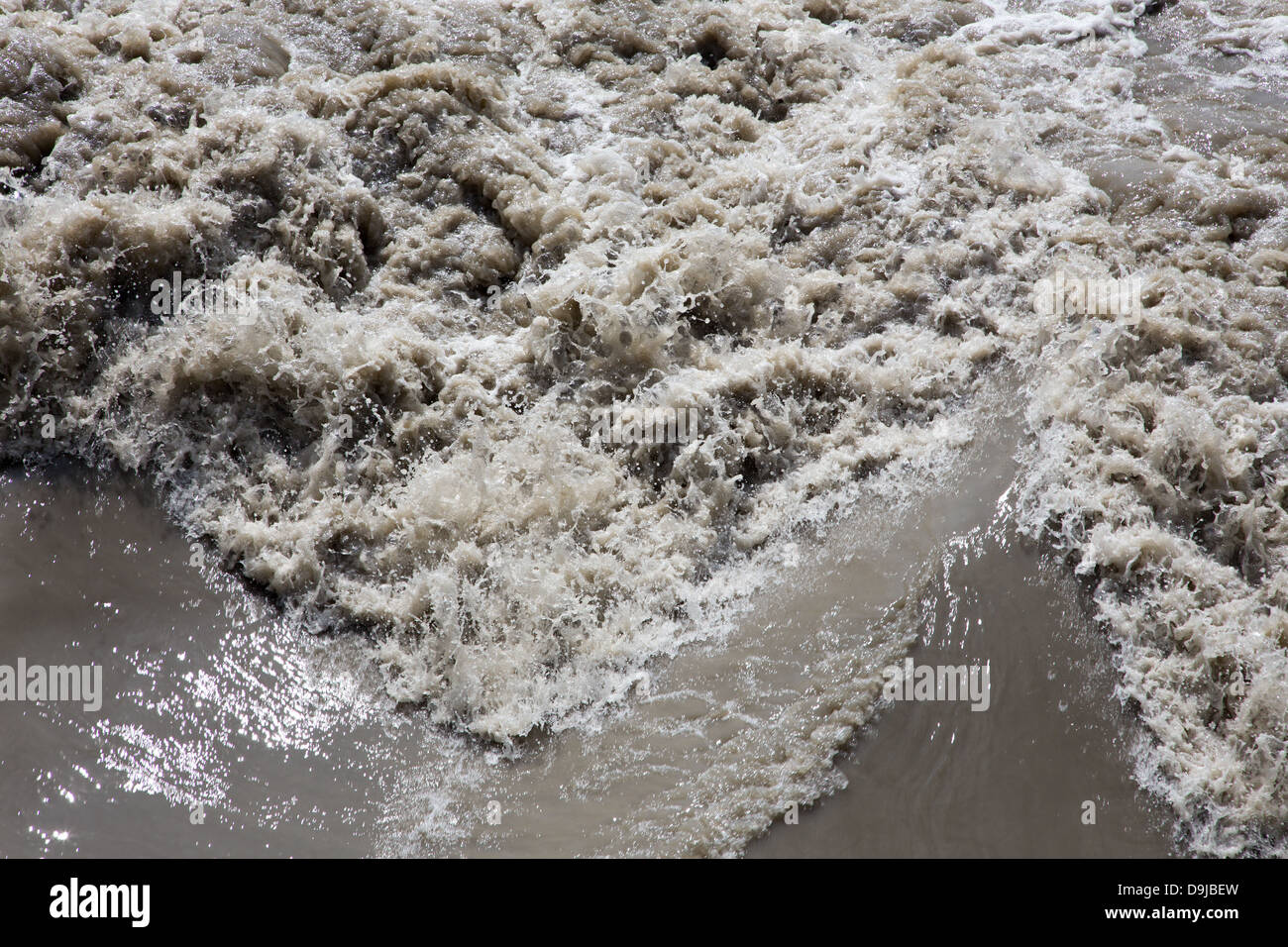 Detalle del Danubio aguas salvajes en la inundación de agua más alto medido en presa Cunovo Foto de stock