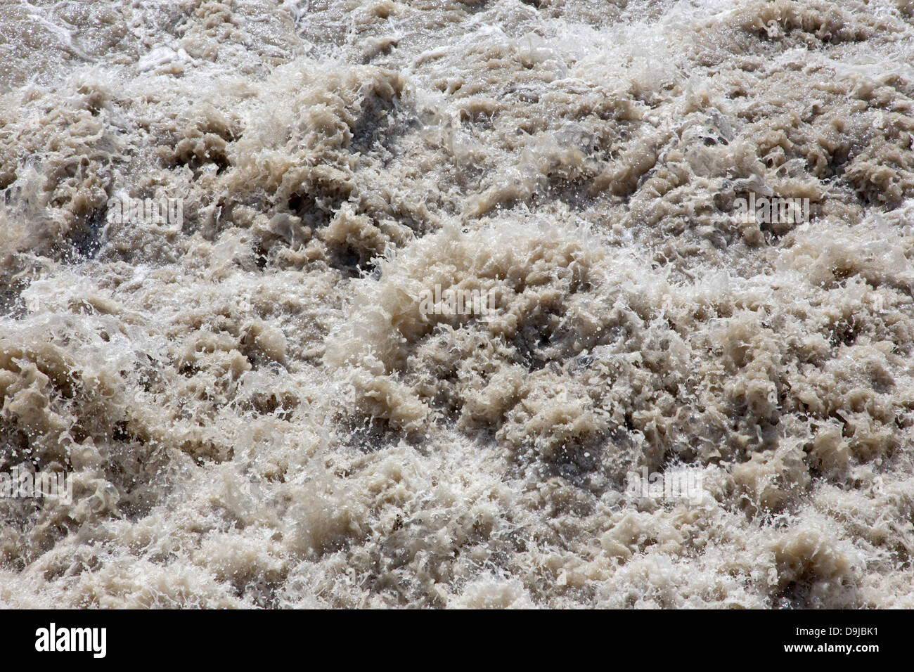 Detalle del Danubio aguas salvajes en la inundación de agua más alto medido en presa Cunovo Foto de stock