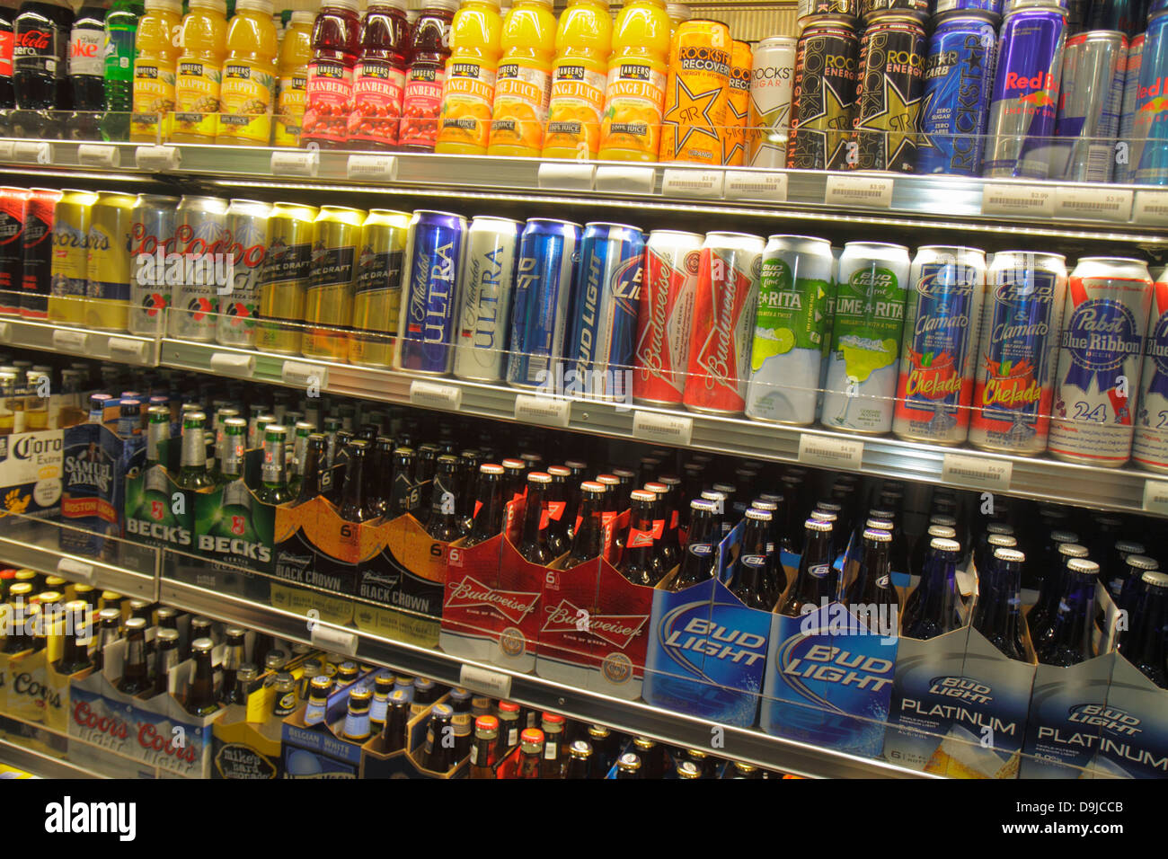 Tienda de venta de alcohol fotografías e imágenes de alta resolución - Alamy