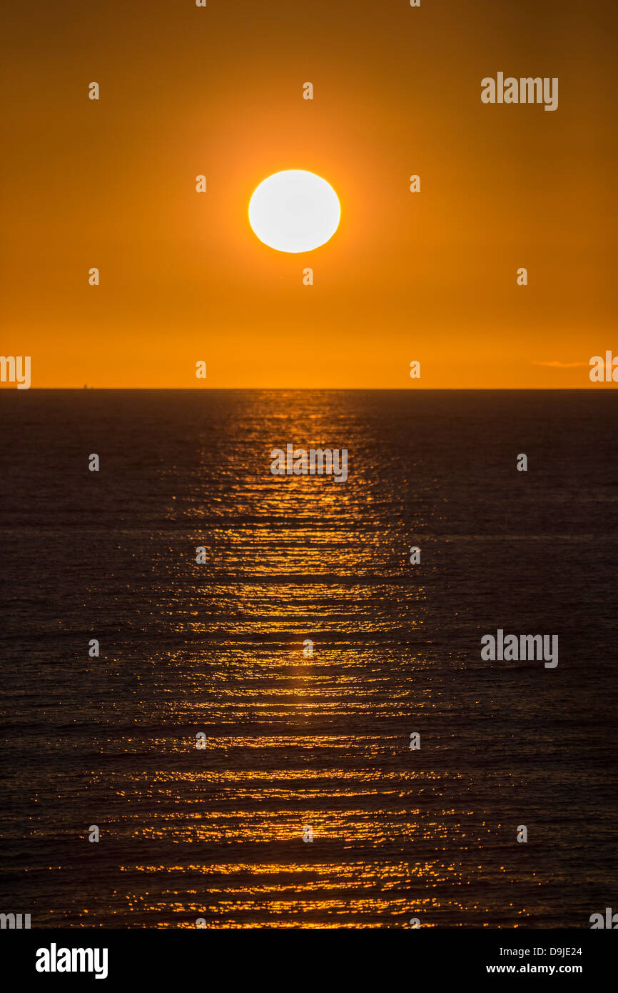 Puesta de sol sobre el Océano Atlántico Norte, Islandia Foto de stock