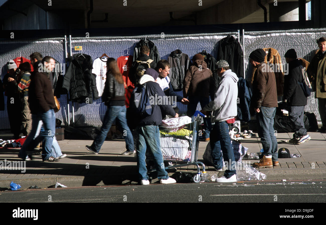 Las personas que venden ropa de segunda mano en calle en Club Row, Shoreditch, Londres E1 Foto de stock