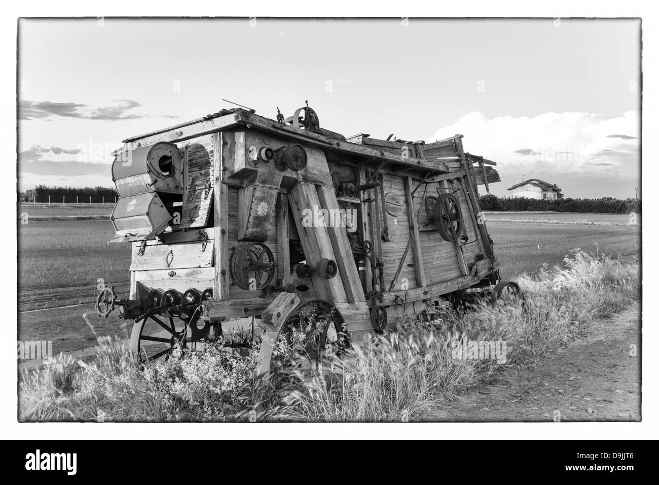 Un vintage cosechadora en el norte de Italia Foto de stock