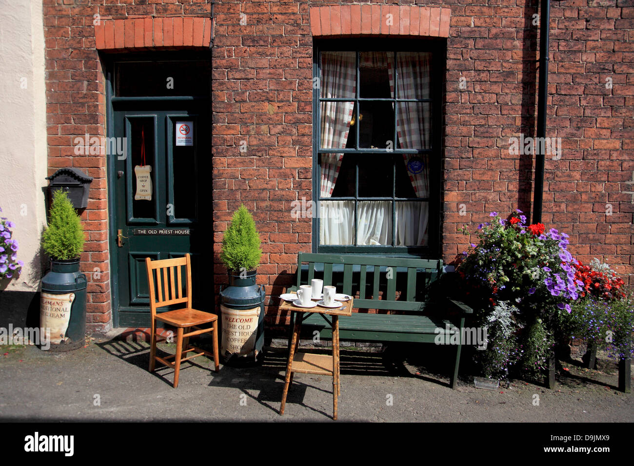 El viejo sacerdote House Coffee shop en la aldea de Audlem, Cheshire Foto de stock